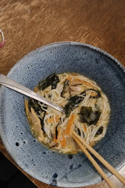 🇻🇳 Vietnamesische Reisnudel-Suppe mit Shiitake & Wakame
